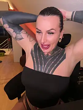 Snapshot of InkedBiitch chatting on March 29, 6:19 pm InkedBiitch online show from March 29, 6:19 pm