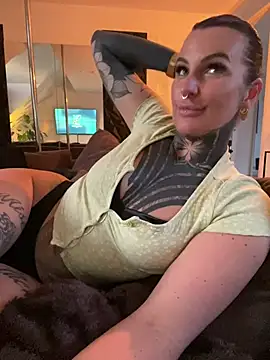 Snapshot of InkedBiitch chatting on April 17, 6:33 pm InkedBiitch online show from April 17, 6:33 pm