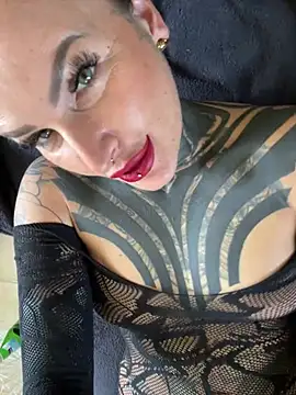 Snapshot of InkedBiitch chatting on April 23, 12:29 pm InkedBiitch online show from April 23, 12:29 pm