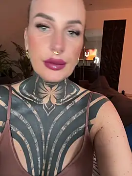 Snapshot of InkedBiitch chatting on April 25, 5:43 am InkedBiitch online show from April 25, 5:43 am