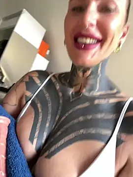 Snapshot of InkedBiitch chatting on April 27, 6:11 am InkedBiitch online show from April 27, 6:11 am