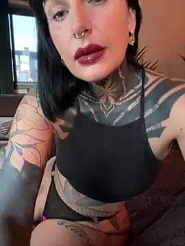 Snapshot of InkedBiitch chatting on April 28, 4:17 am InkedBiitch online show from April 28, 4:17 am