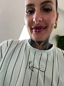 Snapshot of InkedBiitch chatting on April 29, 7:20 pm InkedBiitch online show from April 29, 7:20 pm