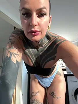 Snapshot of InkedBiitch chatting on May 2, 6:07 am InkedBiitch online show from May 2, 6:07 am