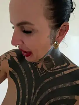 Snapshot of InkedBiitch chatting on May 6, 4:45 pm InkedBiitch online show from May 6, 4:45 pm