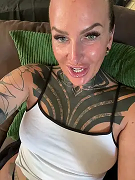Snapshot of InkedBiitch chatting on May 27, 6:27 pm InkedBiitch online show from May 27, 6:27 pm