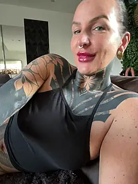 Snapshot of InkedBiitch chatting on June 3, 4:37 am InkedBiitch online show from June 3, 4:37 am