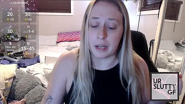 Snapshot of ursluttygf chatting on December 22, 3:11 am ursluttygf online show from December 22, 3:11 am