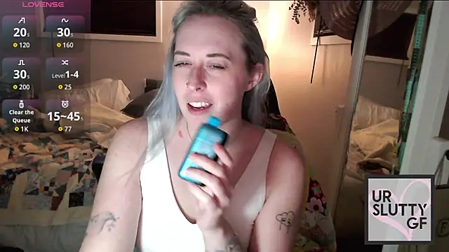 Snapshot of ursluttygf chatting on February 6, 4:06 am ursluttygf online show from February 6, 4:06 am