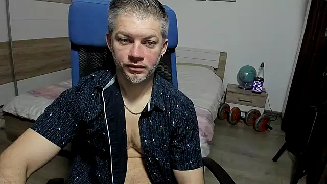 Snapshot of RobbyShawz chatting on February 17, 4:42 am RobbyShawz online show from February 17, 4:42 am