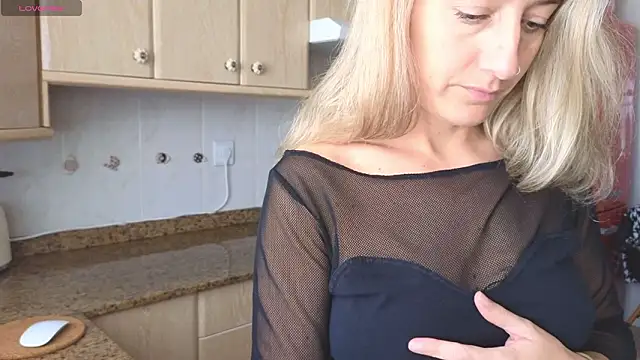 Snapshot of Lunamix chatting on March 13, 12:34 pm Lunamix online show from March 13, 12:34 pm