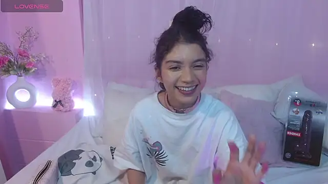 Snapshot of Sweetcristin chatting on June 19, 2:27 am Sweetcristin online show from June 19, 2:27 am