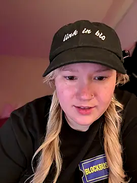 PiggyRose online show from November 22, 1:59 am