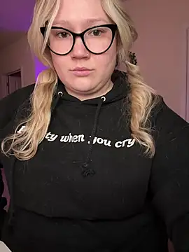 PiggyRose online show from March 16, 1:44 am