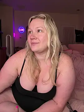 PiggyRose online show from May 2, 1:32 am