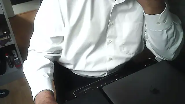 Snapshot of DUDURA@xh chatting on December 6, 10:27 am DUDURAxh online show from December 6, 10:27 am