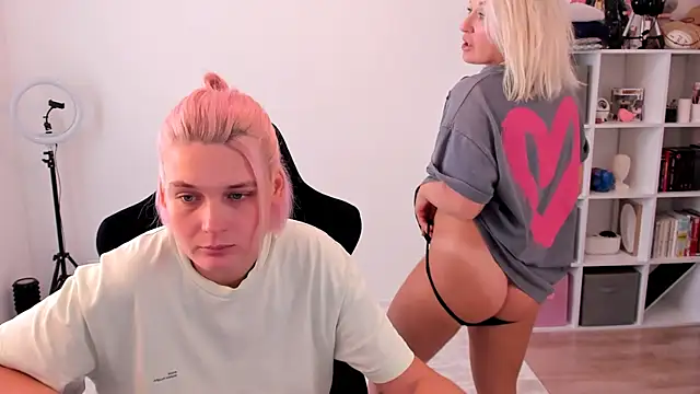 Snapshot of hotblonds chatting on October 2, 10:44 am hotblonds online show from October 2, 10:44 am