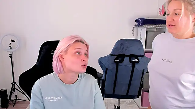 Snapshot of hotblonds chatting on October 12, 10:58 am hotblonds online show from October 12, 10:58 am