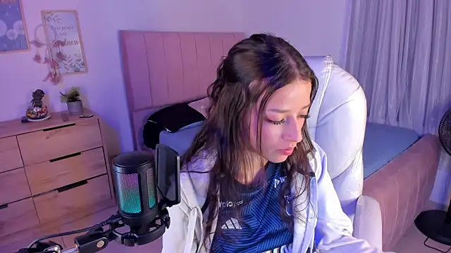 Amaia Daniells online show from March 17, 3:36 am