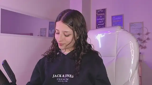 Amaia Daniells online show from October 2, 3:24 am