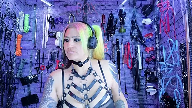 Snapshot of PANDORANEZZ chatting on April 4, 8:01 am PANDORANEZZ online show from April 4, 8:01 am