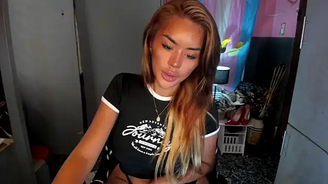 Snapshot of QuiinMollyXxX chatting on June 10, 1:50 am QuiinMollyXxX online show from June 10, 1:50 am