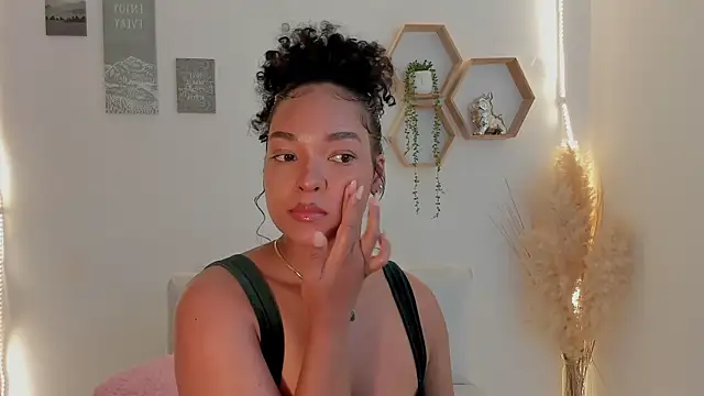 Snapshot of mariam_hill chatting on July 6, 10:56 pm mariam hill online show from July 6, 10:56 pm