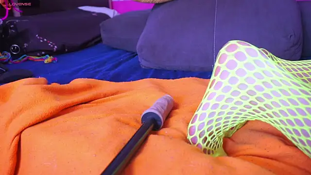 sweetfoxed online show from December 3, 4:53 am