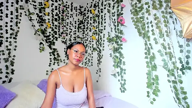 Snapshot of violeta_milleer chatting on February 5, 5:09 pm violeta milleer online show from February 5, 5:09 pm