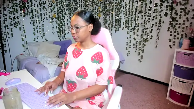 Snapshot of violeta_milleer chatting on September 20, 3:13 pm violeta milleer online show from September 20, 3:13 pm