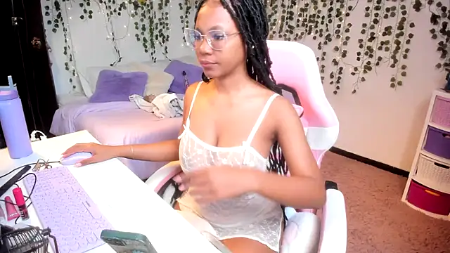 Snapshot of violeta_milleer chatting on October 20, 3:45 pm violeta milleer online show from October 20, 3:45 pm