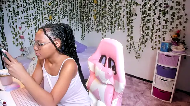 Snapshot of violeta_milleer chatting on November 19, 5:02 pm violeta milleer online show from November 19, 5:02 pm