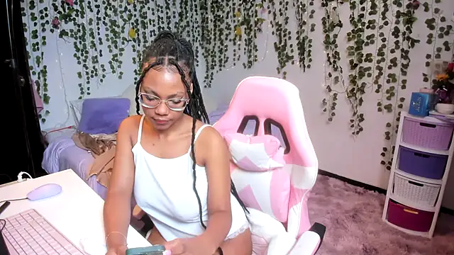 Snapshot of violeta_milleer chatting on November 24, 5:34 pm violeta milleer online show from November 24, 5:34 pm