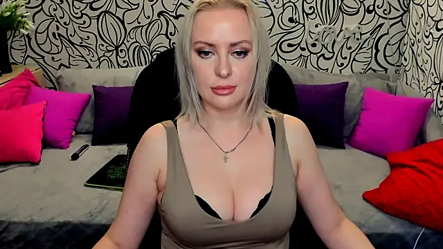 Hotdreamhere online show from December 6, 2:49 pm