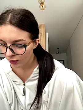 little belucci online show from January 8, 12:07 pm