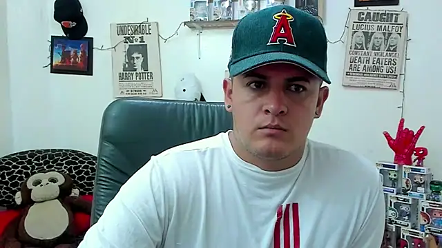 Snapshot of ney_22 chatting on March 5, 10:44 am ney 22 online show from March 5, 10:44 am