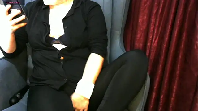 Snapshot of insatiableeee chatting on January 11, 8:43 pm insatiableeee online show from January 11, 8:43 pm