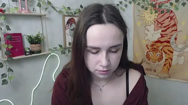 Snapshot of VeryVeryVeryShy_ chatting on April 21, 5:36 am VeryVeryVeryShy online show from April 21, 5:36 am