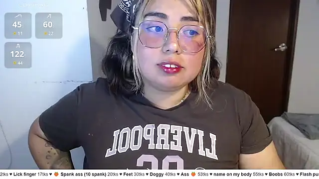Snapshot of yini_angel chatting on June 12, 2:43 am yini angel online show from June 12, 2:43 am