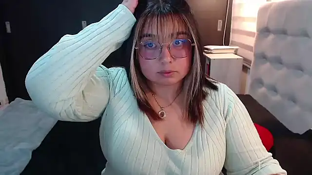 Snapshot of yini_angel chatting on June 14, 10:56 pm yini angel online show from June 14, 10:56 pm