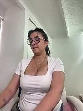 SWEETLILY18 online show from February 5, 9:18 pm