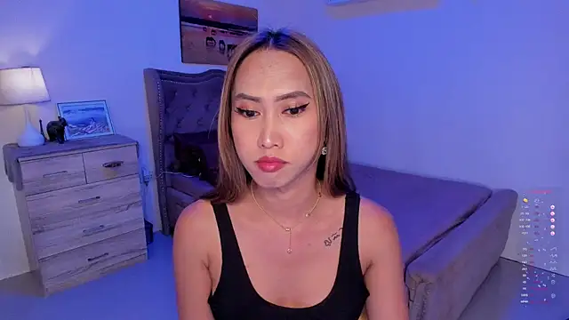 Snapshot of BombshellPH chatting on November 25, 12:32 am BombshellPH online show from November 25, 12:32 am