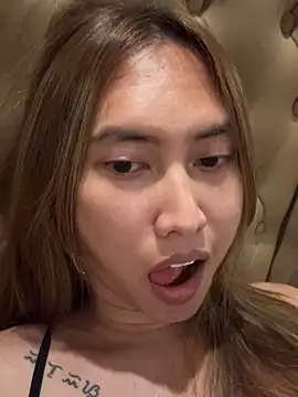 Snapshot of BombshellPH chatting on November 28, 4:42 pm BombshellPH online show from November 28, 4:42 pm