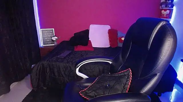 Snapshot of lulubigtitts1 chatting on December 14, 4:23 am lulubigtitts1 online show from December 14, 4:23 am