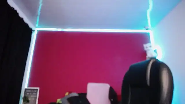 Snapshot of lulubigtitts1 chatting on January 3, 8:10 am lulubigtitts1 online show from January 3, 8:10 am