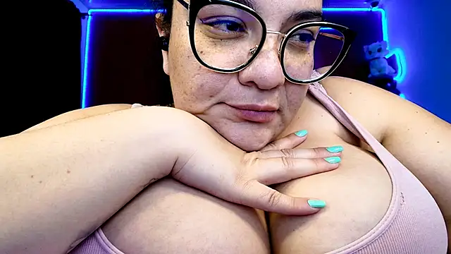 Snapshot of lulubigtitts1 chatting on February 6, 7:35 am lulubigtitts1 online show from February 6, 7:35 am