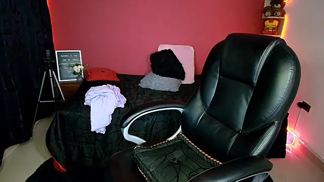 Snapshot of lulubigtitts1 chatting on February 27, 4:52 am lulubigtitts1 online show from February 27, 4:52 am