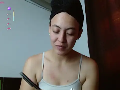 Snapshot of Olivia_Bright chatting on May 6, 8:25 pm Olivia Bright online show from May 6, 8:25 pm