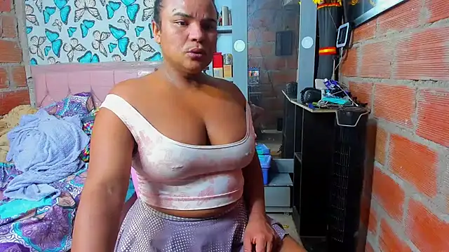 Snapshot of luciana_osorno chatting on April 6, 2:20 am luciana osorno online show from April 6, 2:20 am