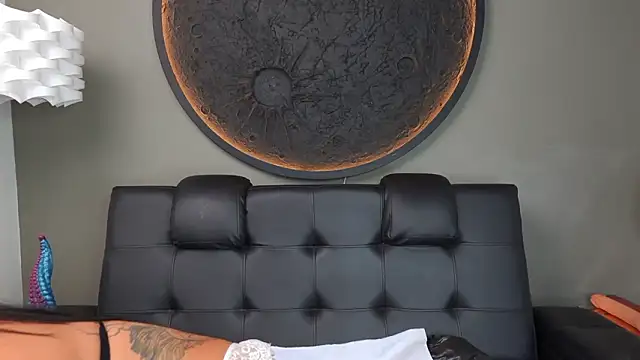 Snapshot of miss_vaiolette chatting on February 27, 11:10 am miss vaiolette online show from February 27, 11:10 am